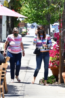 Jennifer Garner feet photo thumbnail