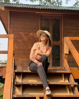 Madhuri Dixit feet photo thumbnail