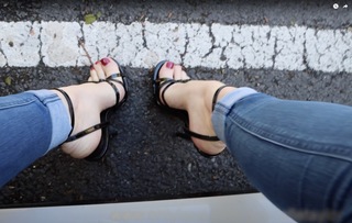 Gabrielle Taylor feet photo thumbnail