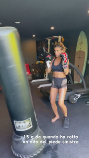 Elisabetta Canalis feet photo thumbnail