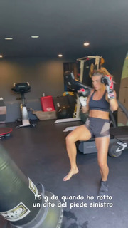 Elisabetta Canalis feet photo thumbnail