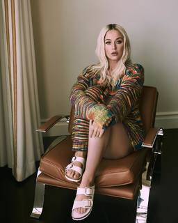 Katy Perry feet photo thumbnail