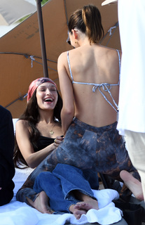 Kendall Jenner feet photo thumbnail