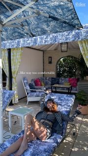 Zoey Deutch feet photo thumbnail