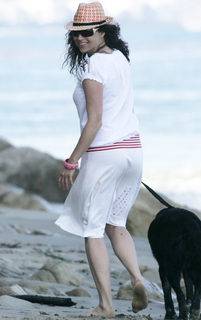 Minnie Driver feet photo thumbnail