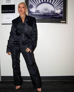 Christina Aguilera feet photo thumbnail