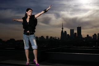 Nelly Furtado feet photo thumbnail