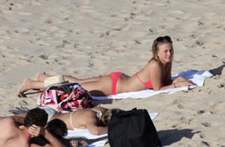 Julianne Hough feet photo thumbnail