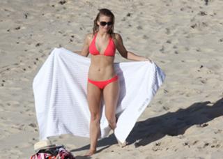 Julianne Hough feet photo thumbnail