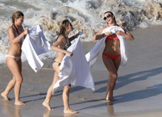 Julianne Hough feet photo thumbnail