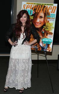Demi Lovato feet photo thumbnail
