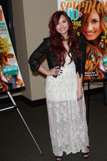 Demi Lovato feet photo thumbnail