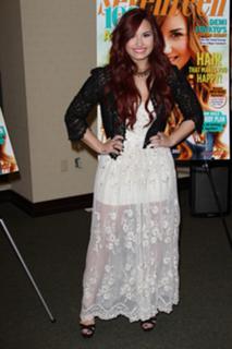Demi Lovato feet photo thumbnail