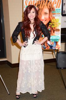 Demi Lovato feet photo thumbnail