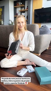 Karolina Pisarek feet photo thumbnail