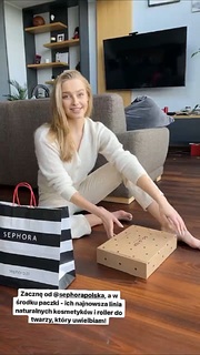 Karolina Pisarek feet photo thumbnail