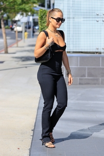 Rita Ora feet photo thumbnail