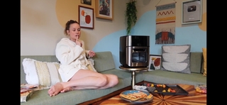 Brie Larson feet photo thumbnail