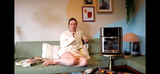 Brie Larson feet photo thumbnail