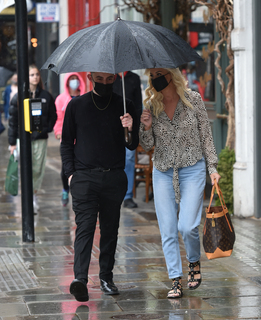 Denise Van Outen feet photo thumbnail