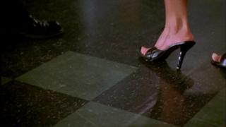 Sarah Michelle Gellar feet photo thumbnail