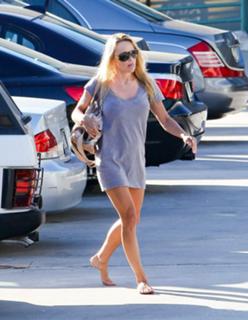 Pamela Anderson feet photo thumbnail
