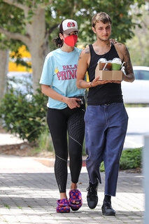 Dua Lipa feet photo thumbnail