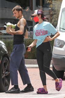 Dua Lipa feet photo thumbnail