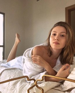 Duygu Özaslan feet photo thumbnail
