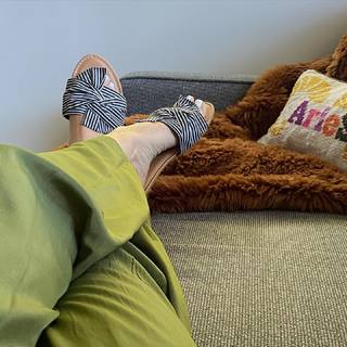 Jennie Garth feet photo thumbnail