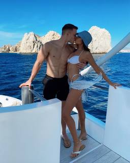 Olivia Culpo feet photo thumbnail