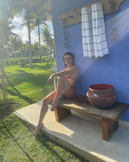 Isis Valverde feet photo thumbnail