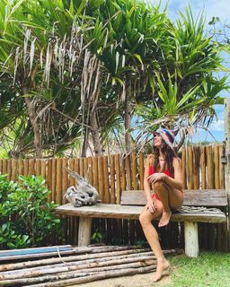 Isis Valverde feet photo thumbnail