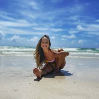 Kino MacGregor feet photo thumbnail