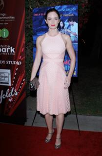 Emily Blunt feet photo thumbnail