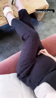 Hilary Duff feet photo thumbnail