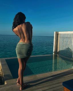 Olivia Culpo feet photo thumbnail