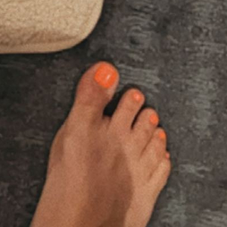 Hilary Duff feet photo thumbnail