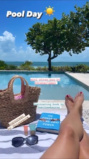 Reese Witherspoon feet photo thumbnail