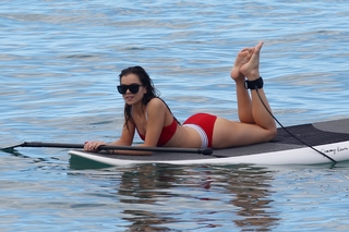 Hailee Steinfeld feet photo thumbnail