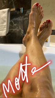 Caterina Balivo feet photo thumbnail