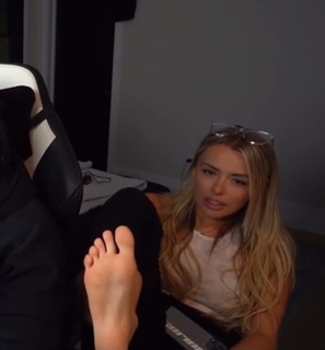 Corinna Kopf feet photo thumbnail