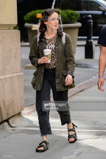 Elizabeth Henstridge feet photo 3