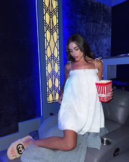 Olivia Culpo feet photo thumbnail