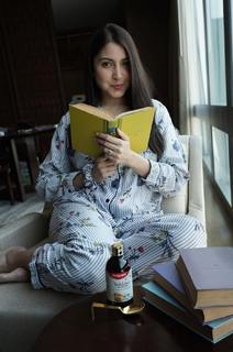 Anushka Sharma feet photo thumbnail