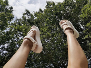 Rosario Dawson feet photo thumbnail