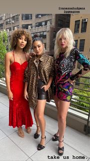 Vanessa Hudgens feet photo thumbnail