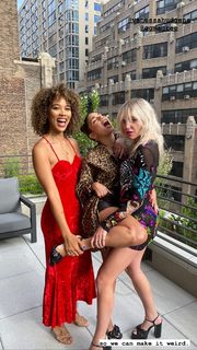 Vanessa Hudgens feet photo thumbnail