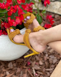 Cláudia Citroni feet photo thumbnail