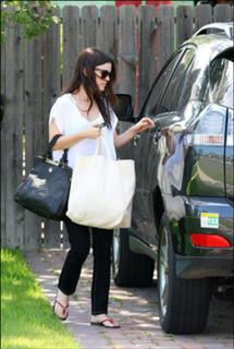 Rachel Bilson feet photo thumbnail